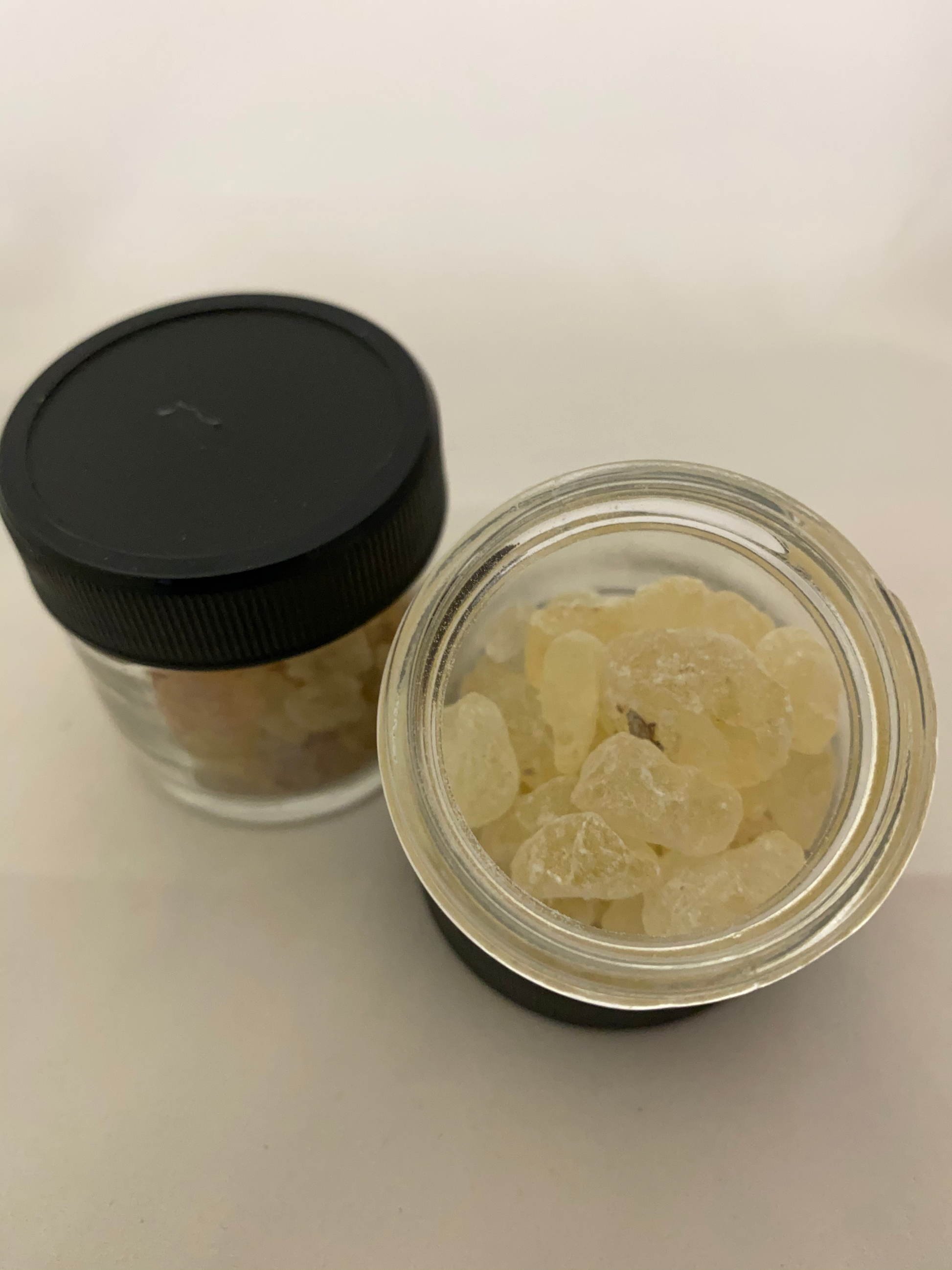 Gold copal resin with resealable jar
